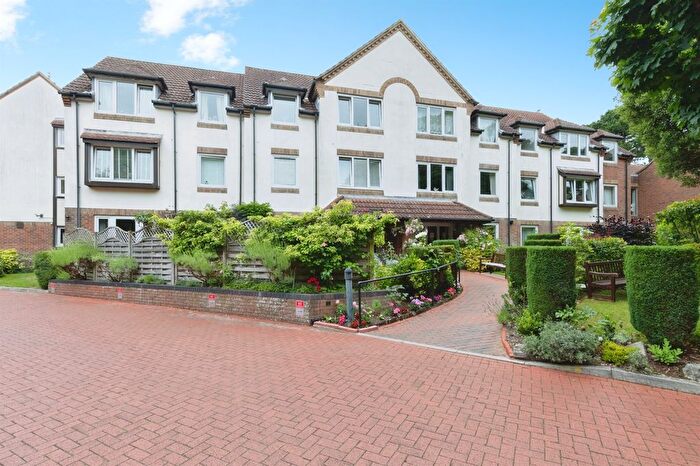 1 Bedroom Flat For Sale In Queens Park West Drive, Bournemouth, BH8