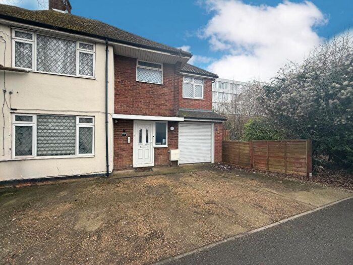 3 Bedroom Semi-Detached House For Sale In Waller Avenue, Luton, LU4