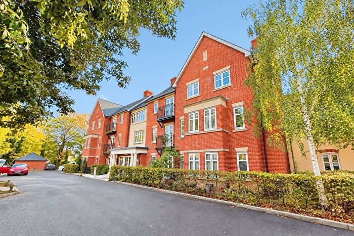 2 Bedroom Flat For Sale In Sycamore Road, Farnborough, Hampshire, GU14