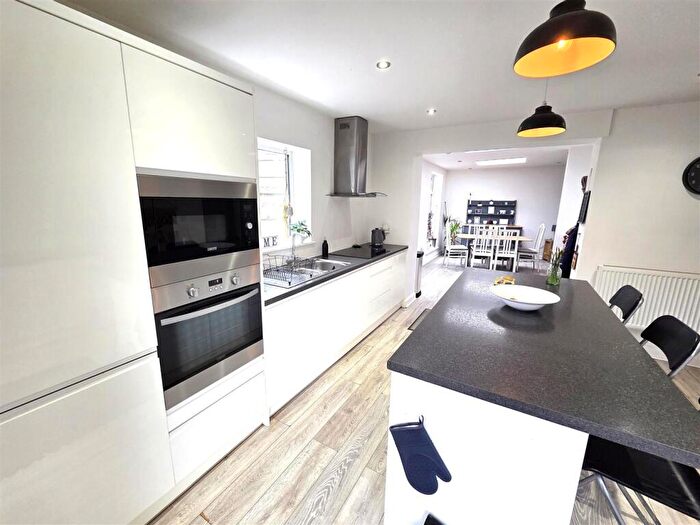 4 Bedroom Semi-Detached House For Sale In Tapton Vale, Chesterfield, S41