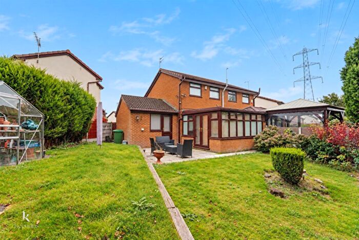 3 Bedroom Semi-Detached House To Rent In Sprucewood, Chadderton, Oldham, OL9