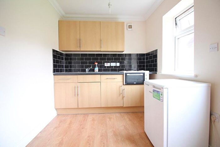 1 Bedroom Flat To Rent In Sparrow Farm Drive, Feltham, TW14
