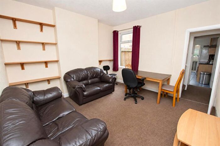 4 Bedroom House To Rent In Warwards Lane, Birmingham, B29