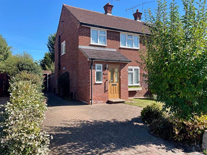 3 Bedroom Semi-Detached House For Sale In Skimpans Close, Welham Green, AL9