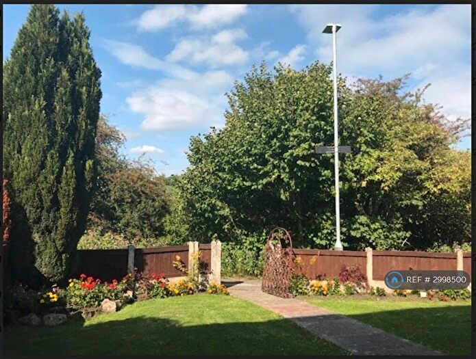 2 Bedroom End Of Terrace House To Rent In Ball Walk, Hyde, SK14