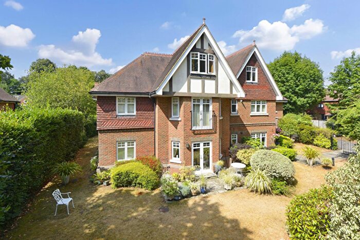 2 Bedroom Flat For Sale In Mark Way, Godalming, GU7