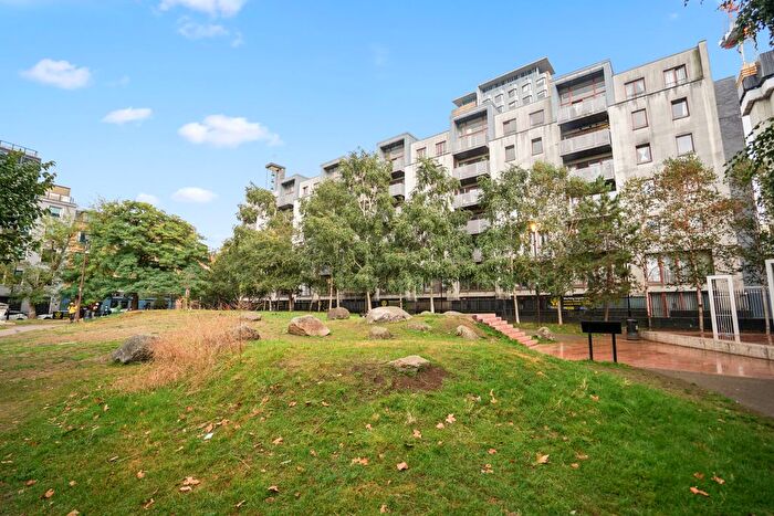 3 Bedroom Flat To Rent In Flat, Naylor Building East, Adler Street, London, Greater London, E1