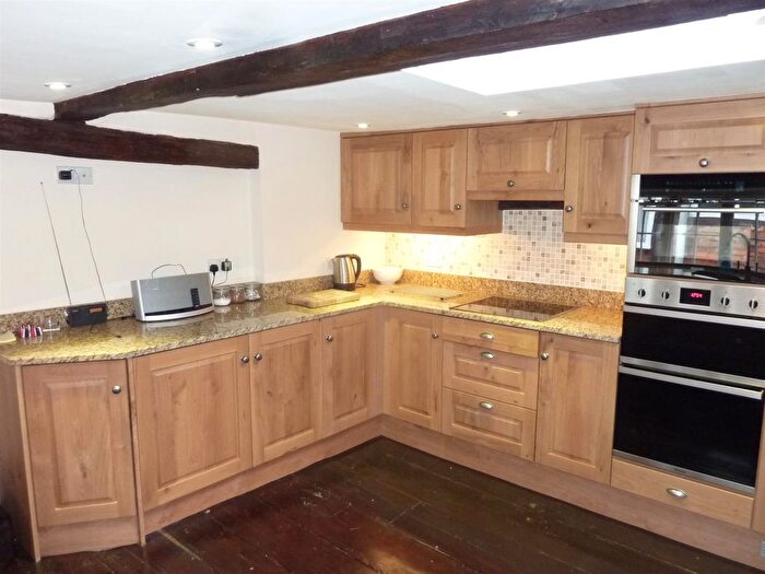 2 Bedroom Flat To Rent In High Street, Tenterden, Kent, TN30