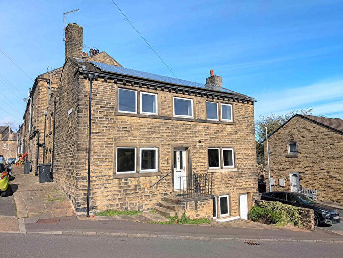 3 Bedroom Cottage For Sale In Station Road, Holywell Green, HX4