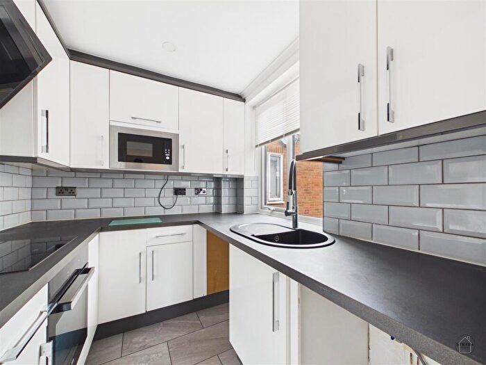 3 Bedroom Apartment For Sale In Cuttholme Way, Chesterfield, S40