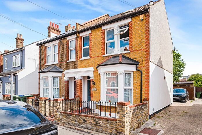 3 Bedroom Semi-Detached House For Sale In Oaklands Road, Bexleyheath, DA6