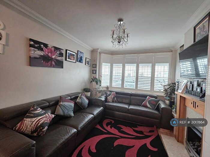 3 Bedroom Semi-Detached House To Rent In Ingleton Avenue, Welling, DA16
