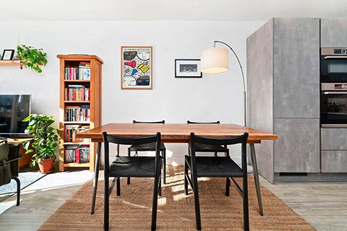 1 Bedroom Apartment For Sale In Valley Road, London, SE14