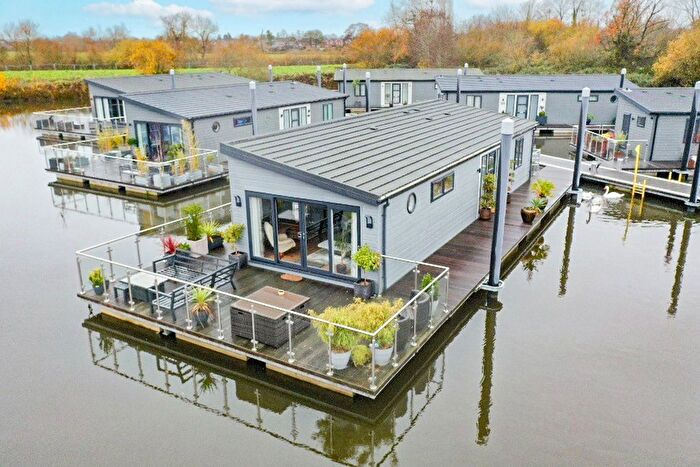 2 Bedroom Houseboat For Sale In Upton Marina, Upton Lake, Worcestershire, WR8