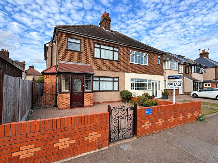 3 Bedroom Semi-Detached House For Sale In Broadview Avenue, Blackshots, North Grays, RM16