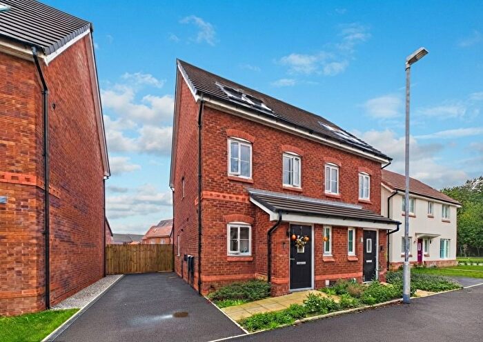 3 Bedroom Semi-Detached House For Sale In Putter Grange, Manchester, M38