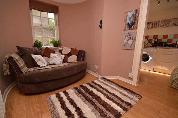 3 Bedroom Flat To Rent In L West Bow, Edinburgh, EH1