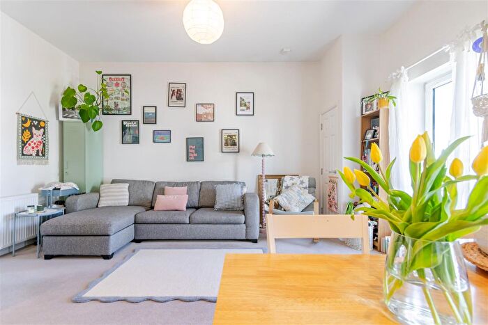 2 Bedroom Flat For Sale In Rayners Lane, Harrow, HA2