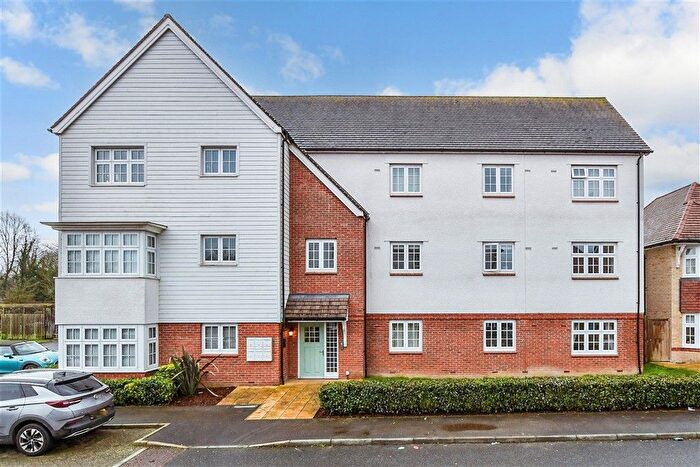 2 Bedroom Flat For Sale In Thomas Road, Aylesford, Kent, ME20
