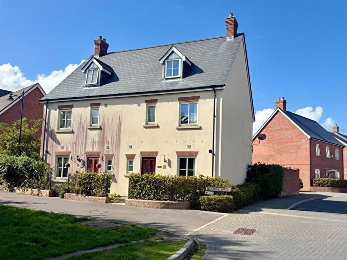 4 Bedroom Semi-Detached House For Sale In Bramble Patch, SP7