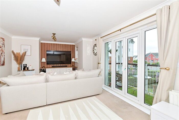 2 Bedroom Flat For Sale In Ingram Close, Larkfield, Aylesford, Kent, ME20