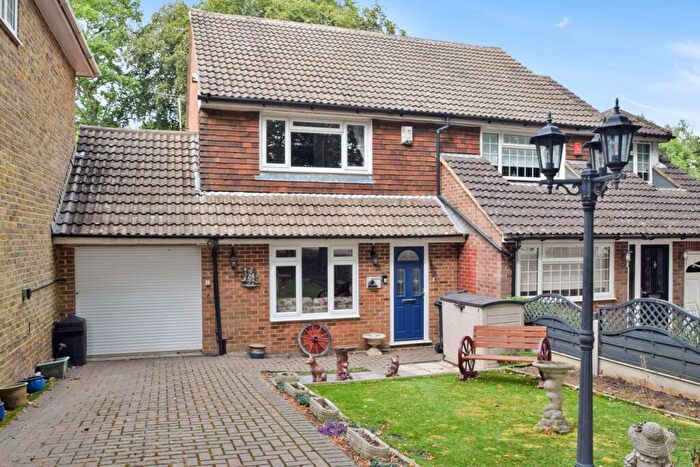 3 Bedroom Semi-Detached House For Sale In Yew Tree Close, Lordswood, Chatham, ME5