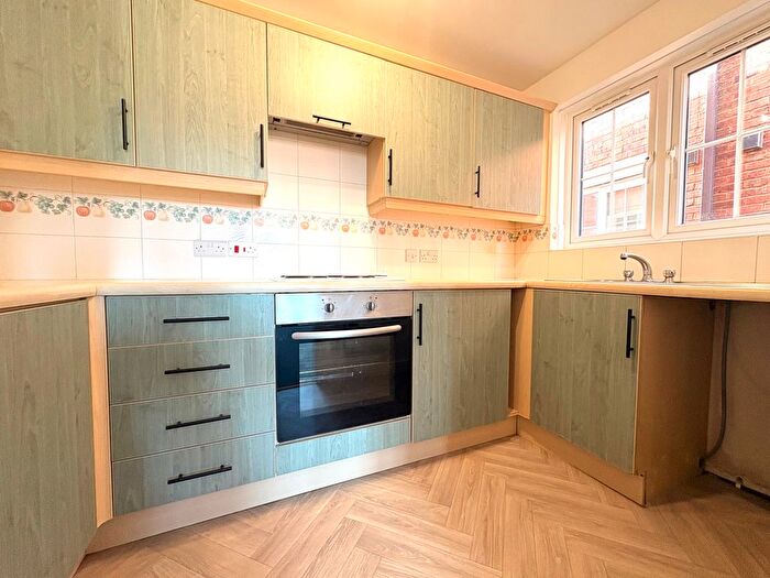 2 Bedroom Flat To Rent In Heathcote Close, Chester, CH2