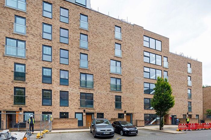 2 Bedroom Flat To Rent In Lingfield Apartments, Parade Gardens, Chingford, E4