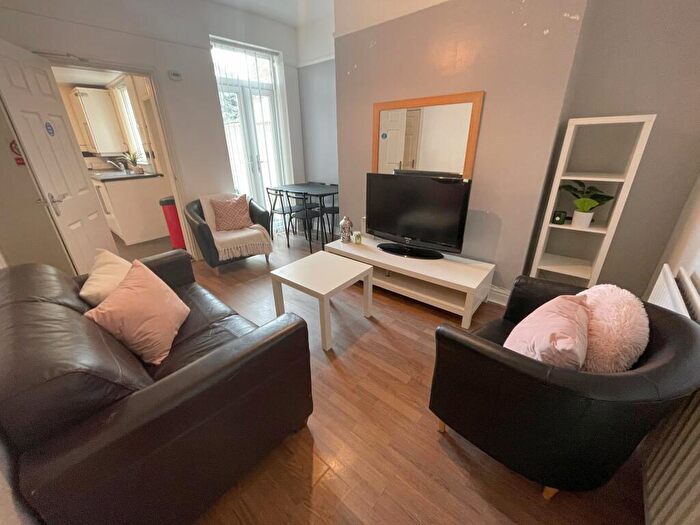 3 Bedroom Terraced House To Rent In Ingrow Road, L6