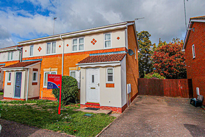 3 Bedroom Semi-Detached House For Sale In Scharpwell, Irthlingborough, NN9