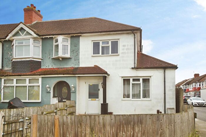 2 Bedroom End Of Terrace House For Sale In Queensland Avenue, London, N18