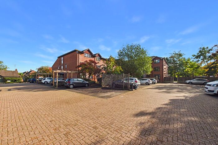 2 Bedroom Flat For Sale In Albert Walk, Crowthorne, Berkshire, Berkshire, RG45