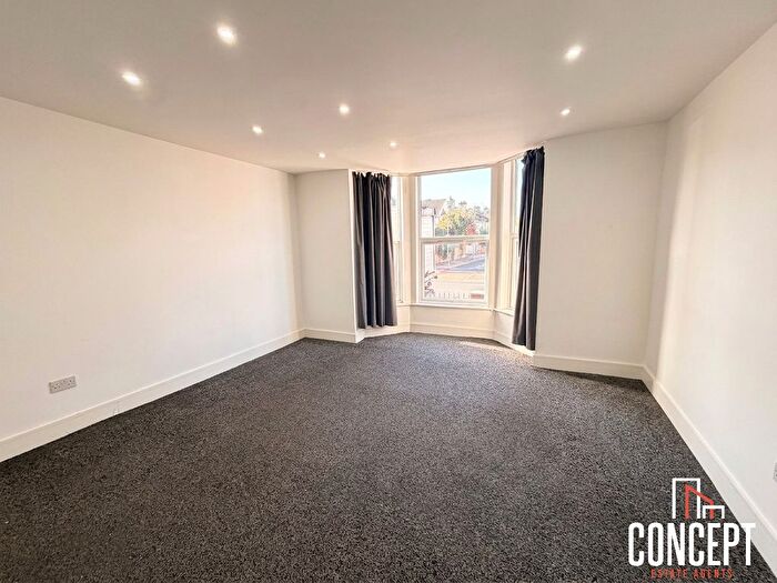 3 Bedroom Flat To Rent In Tooting Bec Road, Tooting Bec, London, SW17