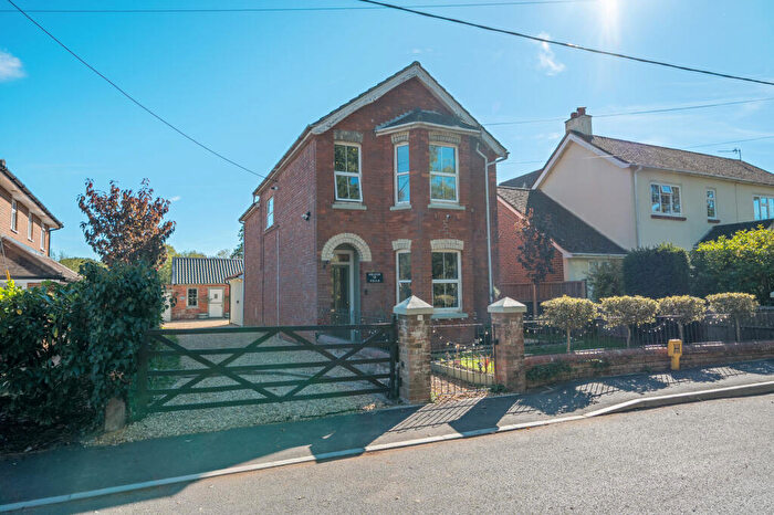 3 Bedroom Detached House For Sale In Ash Green Road, Aldershot, GU12