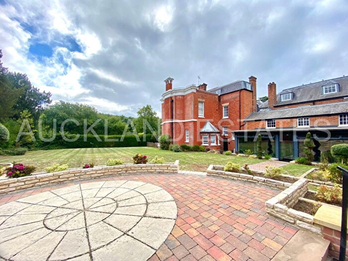 Studio To Rent In Blanche Lane, South Mimms, EN6