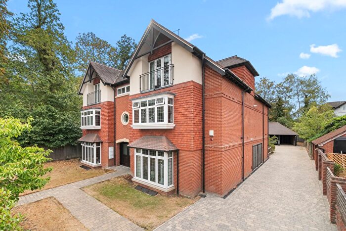 2 Bedroom Flat For Sale In West Byfleet, Surrey, KT14