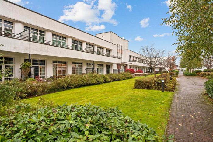 2 Bedroom Flat For Sale In Canniesburn Drive, Bearsden, East Dunbartonshire, G61