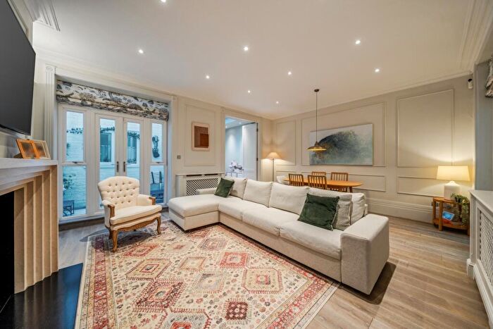 3 Bedroom Apartment To Rent In Redcliffe Square London, SW10