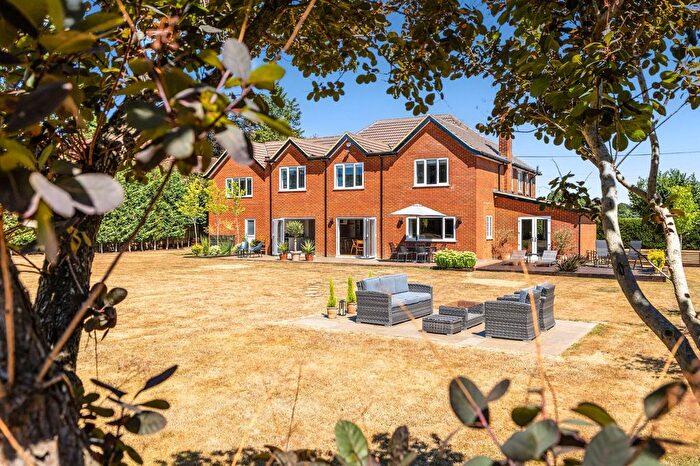 6 Bedroom Detached House For Sale In Lee Lane, Pinkneys Green, Maidenhead, Berkshire, SL6