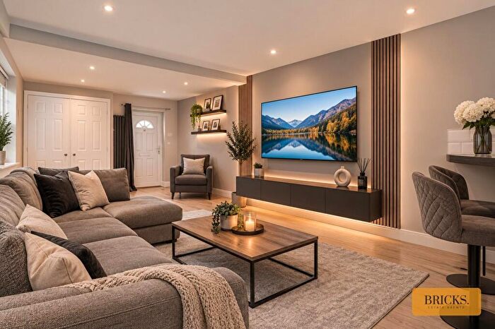 3 Bedroom Flat To Rent In High Road, London, E18