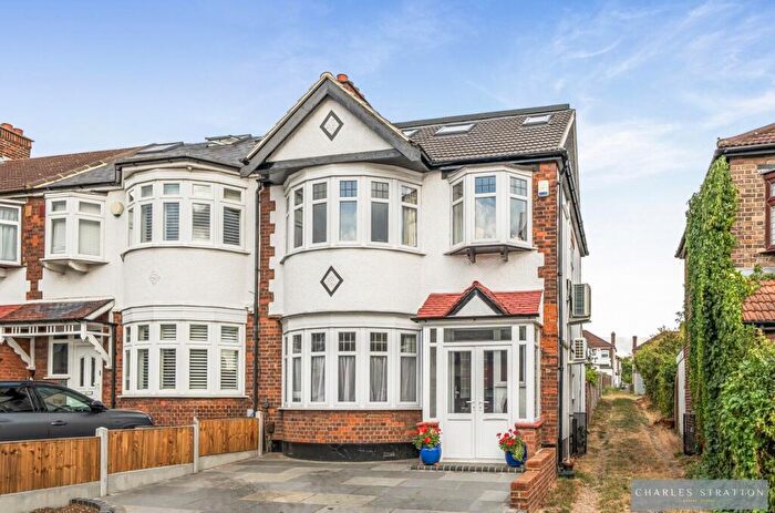4 Bedroom End Of Terrace House For Sale In Glenwood Drive, Gidea Park, RM2