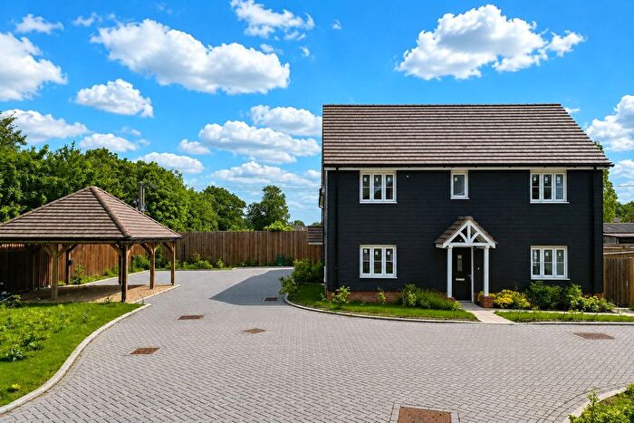 3 Bedroom Detached House For Sale In Fuggle Hop Close, Tongham, Surrey, GU10