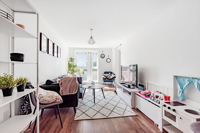 2 Bedroom Flat To Rent In Lyons Way, Slough, SL2