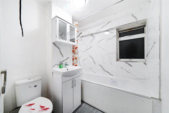 2 Bedroom Flat To Rent In Regina Road, London, SE25