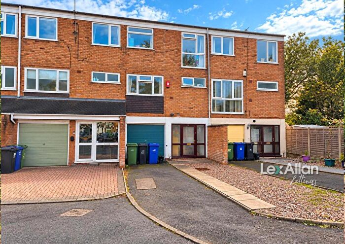 4 Bedroom Town House To Rent In Spring Walk, Halesowen, B63