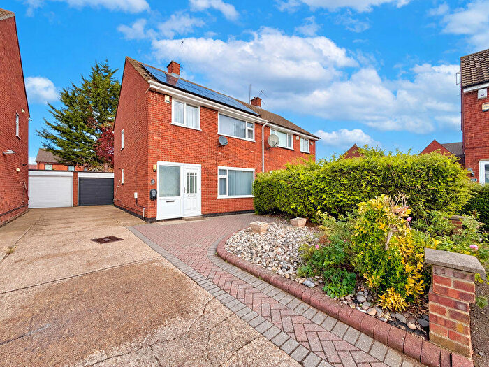 3 Bedroom Semi-Detached House For Sale In Yew Street, Houghton Regis, LU5