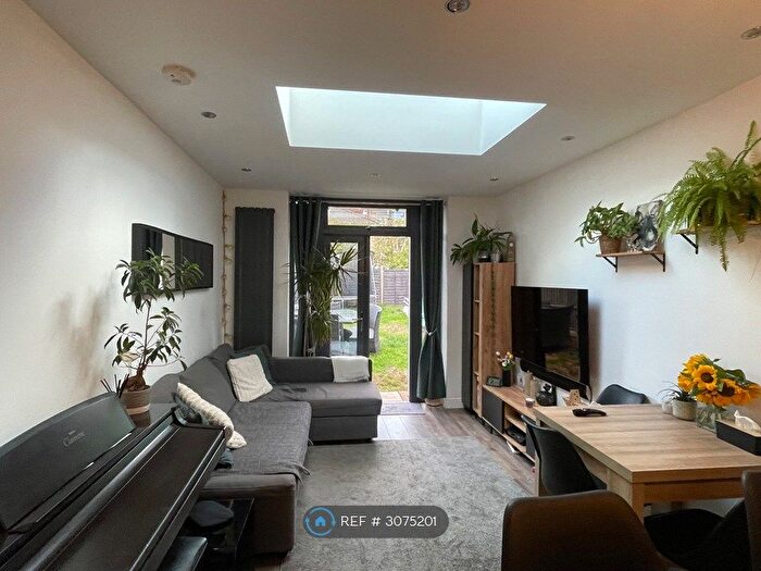 2 Bedroom Flat To Rent In Sangley Road, London, SE25