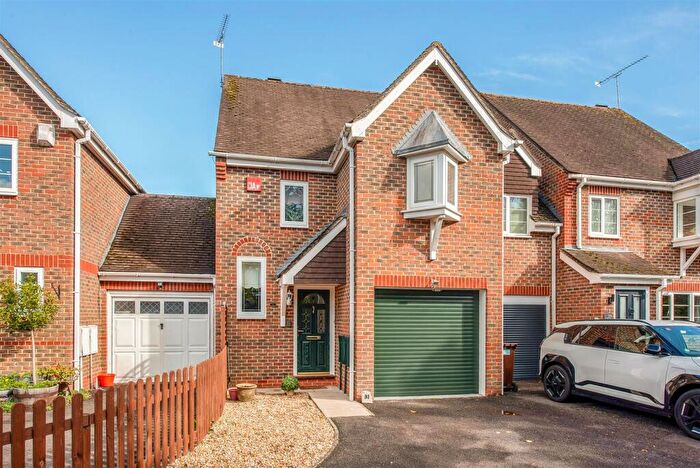 3 Bedroom Link Detached House For Sale In Cottage Close, Denmead, PO7