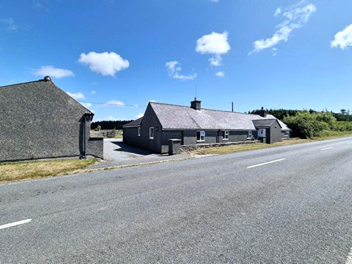 3 Bedroom Bungalow For Sale In Pen Cob, Malltraeth, Anglesey, LL62