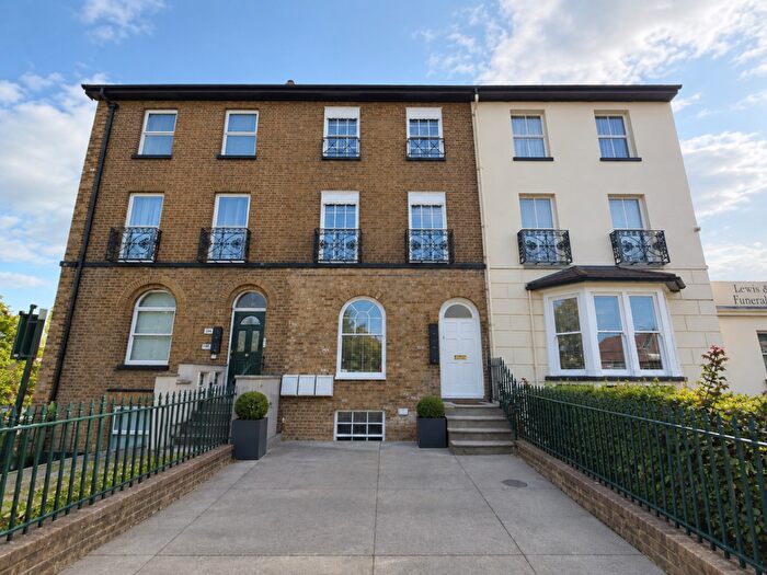 3 Bedroom Flat To Rent In Darnley Road, Gravesend, DA11
